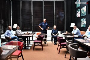 zdjęcie kolorowe: Zastępca Naczelnika Wydziału Sztab Policji Komendy Wojewódzkiej Policji w Katowicach podczas spotkania z oficerami łącznikowymi