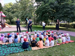 zdjęcie kolorowe: katowickie przedszkolaki podczas spotkania z dzielnicowymi z III komisariatu podczas którego rozmawiano o bezpieczeństwie nad wodą, a także o bezpieczeństwie w ruchu drogowym