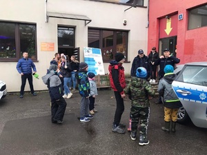 zdjęcie kolorowe: katowiccy dzielnicowi z przedszkolakami podczas zwiedzania radiowozu