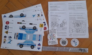 zdjęcie kolorowe: prezenty dydaktyczne które przekazano przedszkolakom: kolorowanki ze Sznupkiem, i wyklejanki