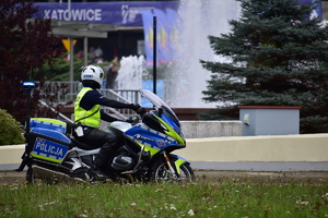 zdjęcie kolorowe: policjant katowickiej drogówki na motorze w rejonie Spodka