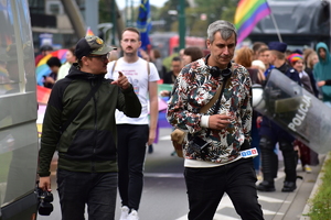 zdjęcie kolorowe: dwóch dziennikarzy TVS  relacjonujących przebieg marszu