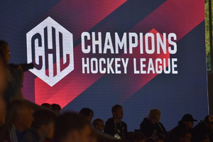 zdjęcie kolorowe: ekran leadowy z napisem Champions Hockey League