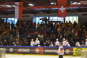 zdjęcie kolorowe: lodowisko Jantor i widok na trybuny kibicowskie i ławki rezerwowych katowickiej i szwajcarskiej drużyny hokejowej