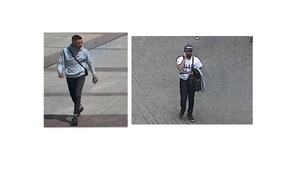 zdjęcie kolorowe: po lewej mężczyzna ubrany w ciemne spodnie, błękitną lub jasno szarą bluzę z dresu z kapturem tak zwana kangurkę, ciemne buty sportowe, z torebką typu saszetka przewieszona przez prawie ramię idący chodnikiem. Po prawej mężczyzna ubrany w ciemne spodnie jeansowe, ciemne buty sportowe z białą podeszwą, białą koszulkę z krótkim rękawem i czapkę z daszkiem, na lewym ramieniu ma przewieszoną torbę na długim paskiem i trzyma bluzę z dresu. Mężczyzna ma zarost na twarzy w postaci wąsa i brody.
