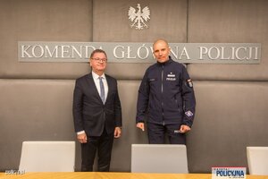 zdjęcie kolorowe:  Zastępca Komendanta Głównego Policji nadinsp. Roman Kustera z Ambasadorem RP w Katarze Panem Januszem Janke
