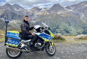 zdjęcie kolorowe: policjant katowickiej drogówki na motorze służbowym podczas szkolenia w Austrii