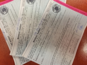 zdjęcie kolorowe: trzy druki mandatów karnych kredytowanych wystawionych za przekroczenie prędkości w terenie zabudowanym