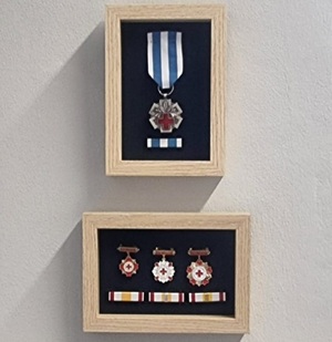 zdjęcie kolorowe: odznaczenia którymi został uhonorowany młodszy aspirant Daniel Radwan Zasłużony Honorowy Dawca Krwi I Stopnia”, „Zasłużony Honorowy Dawca Krwi II Stopnia”, „Zasłużony Honorowy Dawca Krwi III Stopnia”  i  odznaka „Honorowy Dawca Krwi – Zasłużony dla Zdrowia Narodu”.