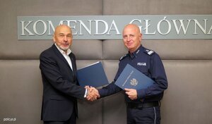 zdjęcie kolorowe: Prezes Stowarzyszenia Weteranów Działań Poza Granicami Rzeczypospolitej Polskiej mł. insp. w st. spocz. Marek Zenon Górnicki i Komendant Główny Policji gen. insp. Jarosław Szymczyk