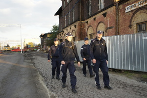 Zdjęcie kolorowe przedstawia umundurowanych policjantów w trakcie patrolu.