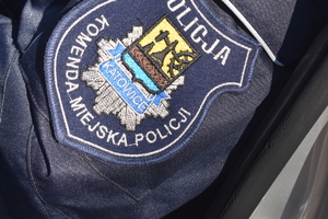 Zdjęcie kolorowe przestawia naszywkę na mundur &quot;Komenda Miejska Policji w Katowicach&quot;.