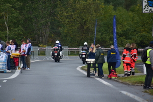 zdjęcie kolorowe: policjanci katowickiej drogówki na motorach służbowych zabezpieczający trasę biegu
