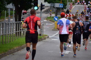 zdjęci kolorowe: zawodnicy półmaratonu na trasie biegu
