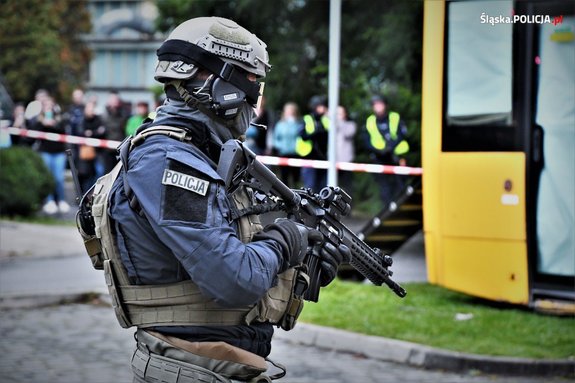zdjęcie kolorowe: policjant Samodzielnego pododdziału kontrterrorystycznego policji