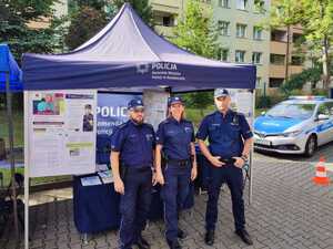 zdjęcie kolorowe: katowiccy policjanci podczas spotkania z mieszkańcami Załęża