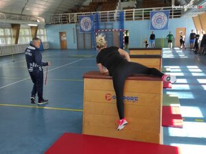 zdjęcie kolorowe: kandydatka na policjantkę pokonująca tor przeszkód