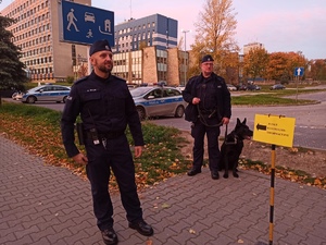 zdjęcie kolorowe: dwóch policjantów katowickiej komendy oczekujących na rezerwistów