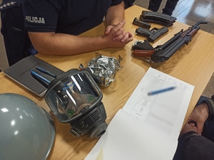 zdjęcie kolorowe: sprzęt policyjny znajdujący się na stanowisku uzbrojenia wydawany rezerwistom