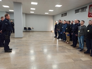 zdjęcie kolorowe: Zastępca Komendanta miejskiego Policji w Katowicach i Naczelnik wydziału Sztab podczas zbiórki z rezerwistami