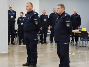 zdjęcie kolorowe: Zastępca Komendanta miejskiego Policji w Katowicach i Naczelnik Wydziału Sztab rozmawiający z rezerwistami