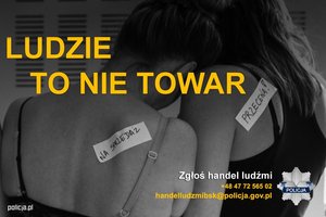 zdjęcie czarno-białe: plecy dwóch kobiet na których naklejono karteczki z napisem o treści &quot;Na sprzedaż&quot;, &quot;Przecena&quot;, a także napis o treści &quot;Ludzie to nie towar&quot; Zgłoś handel ludźmi. +48 47 72  565 02 policja.pl