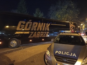 zdjęcie kolorowe: autokar wiozący piłkarzy Górnika Zabrze i policyjny radiowóz