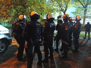 zdjęcie kolorowe: policjanci oddziału prewencji przed piłkarskim stadionem