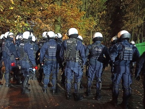 zdjęcie kolorowe: policjanci oddziału prewencji przed stadionem