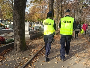zdjęcie kolorowe: policyjny patrol na jednym z katowickich cmentarzy