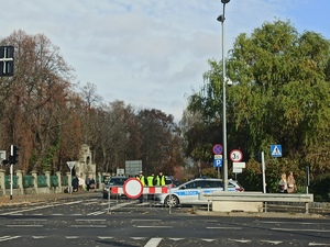 zdjęcie kolorowe: policjanci katowickiej drogówki dbający o bezpieczeństwo pieszych w rejonie cmentarza przy ul. Francuskiej