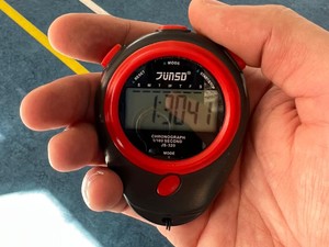 zdjęcie kolorowe: stoper trzymany w dłoni