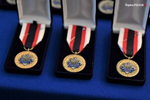 zdjęcie kolorowe: odznaczenia dla policjantów z okazji 11 listopada
