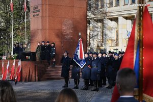 zdjęcie kolorowe: kompania reprezentacyjna Policji na tle pomnika Józefa Piłsudskiego podczas uroczystości zorganizowanych z okazji 104. rocznicy odzyskania przez Polskę niepodległości