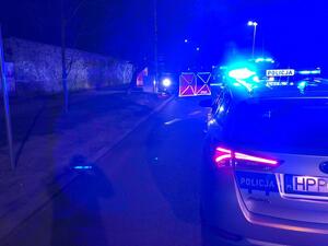 zdjęcie kolorowe: policyjny radiowóz na miejscu wypadku drogowego