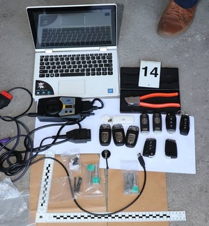 zdjęcie kolorowe: zabezpieczony sprzęt służący do kradzieży luksusowych samochodów osobowych