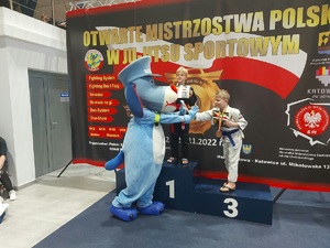 zdjęcie kolorowe: Sznupek gratulujący zwycięzcom Turnieju Młodych Mistrzów w Ju-Jitsu Sportowym