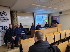 zdjęcie kolorowe: kierownictwo komisariatu IV podczas debaty z mieszkańcami