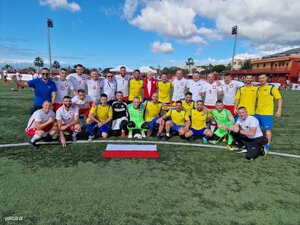 zdjęcie kolorowe: policyjni piłkarze podczas zgrupowania