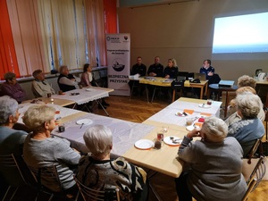 zdjęcie kolorowe: 4 policjantów z komisariatu V policji w Katowicach podczas rozmowy o bezpieczeństwie z seniorami