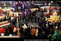 zdjęcie kolorowe: policyjna orkiestra na katowickim rynku