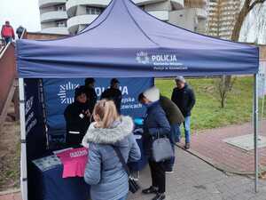 zdjęcie kolorowe: policjanci na stanowisku profilaktycznym podczas spotkania z mieszkańcami Tysiąclecia