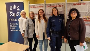 zdjęcie kolorowe: policjantka z pracownicami powiatowego urzędu pracy