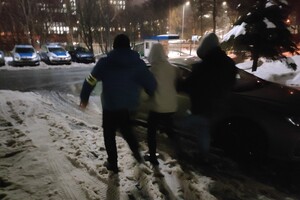 zdjęcie kolorowe: zatrzymany mężczyzna prowadzony przez katowickich policjantów do samochodu