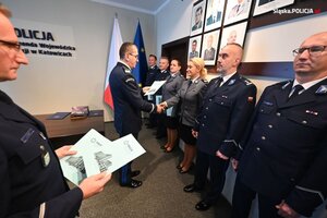 zdjęcie kolorowe: I Zastępcy Komendanta Miejskiego Policji w Dąbrowie Górniczej mł. insp. Renacie Hałabudzie – dotychczasowej Komendant Komisariatu V Policji w Katowicach;