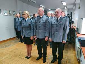 zdjęcie kolorowe: mł. insp. Renata Hałabuda Komendant Komisariatu V Policji w Katowicach, asp.szt. Marcin Rajca Naczelnik Wydziału do Walki z Przestępczością Narkotykową KMP Katowice, nadkom. Paweł Biały Ekspert  Wydziału Sztab Policji KMP Katowice