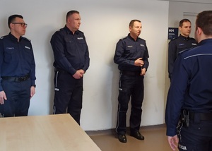 zdjęcie kolorowe: Podinspektor Paweł Warchoł, Podinspektor Robert Majda i Komendant Miejski Policji w Katowicach mł. insp. Arkadiusz Konowalski