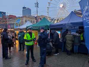 Zdjęcie kolorowe: funkcjonariusze na katowickim rynku podczas akcji „Profilaktyczny Głos Drogowy”