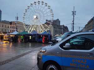 zdjęcie kolorowe: katowicki rynek i radiowóz podczas akcji „Profilaktyczny Głos Drogowy”