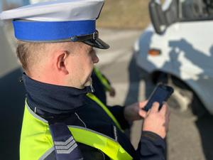 zdjęcie kolorowe: policjant katowickiej drogówki podczas kontroli pojazdu